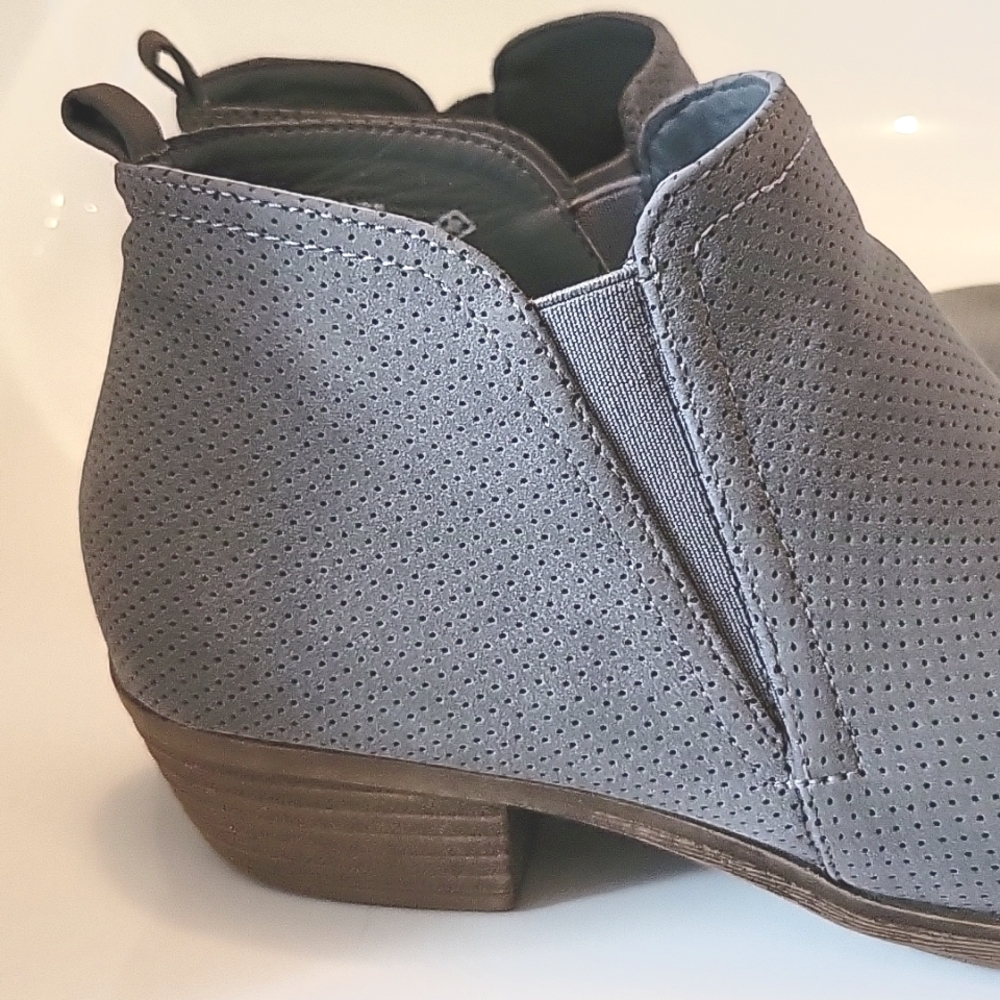 🛍CLEARANCE🛍 Ankle Boot Sz. 8.5 - Picture 4 of 9